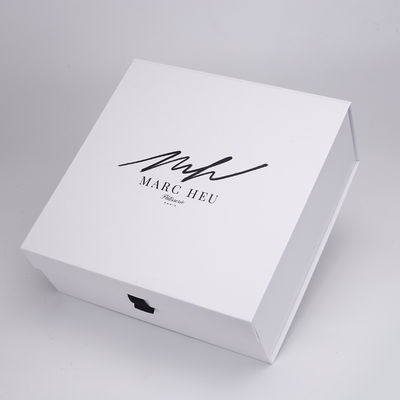 Folding Magnetic 185g fancy paper White Packaging Box For Apparel
