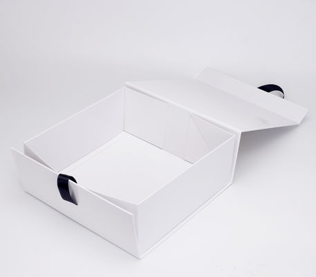 Folding Magnetic 185g fancy paper White Packaging Box For Apparel